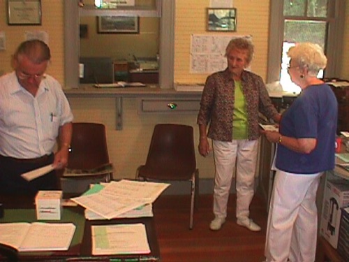 Larry, Helen & Lorraine at Station 2000-07-08 002F.JPG